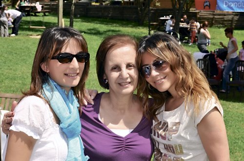 С сестрой Карин и матерью Мари 2012г.
