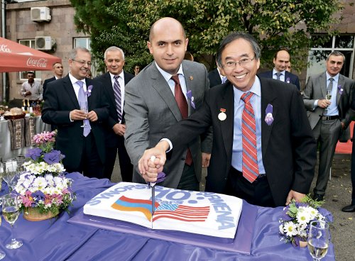 Министр образования и науки Армении Армен Ашотян и Президент компании Synopsys Чи-Фун Чан. Ереван. 2014 г.