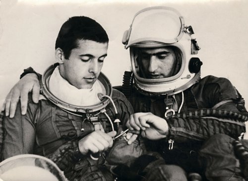 С однокурсником Андреем Колесниковым, первая примерка высотного снаряжения. 1977 г.