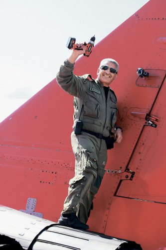 Установка контейнера с камерой на истребитель МиГ-29 для экстремальной съемки высшего пилотажа. Аэродром "Кубинка". 2012 г.