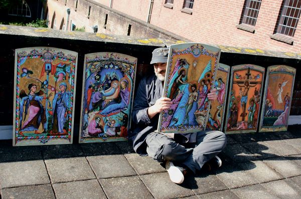 Алик Асатрян со своими миниатюрами, напианными в 1995 г. Драхтен. Голландия. 2013 г.