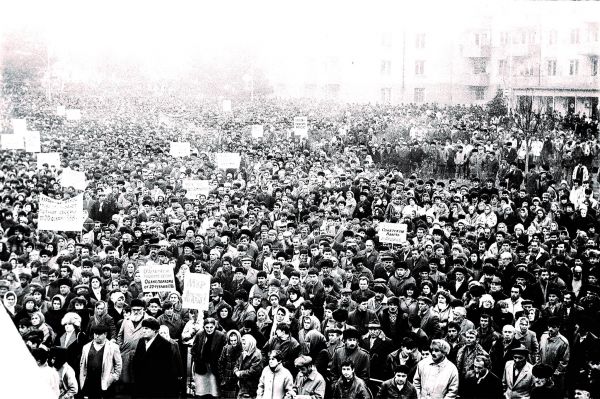 Многотысячный митинг на КОЛЬЦЕВОЙ (в далнейшем - Площади Свободы) г. Степанакерта. Фото: ЖАМ / Руслан Саркисян