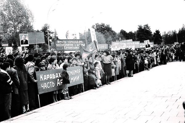Демонстрация перед зданием Обастного комитета КПСС в Степанакерте. Фото: ЖАМ / Руслан Саркисян