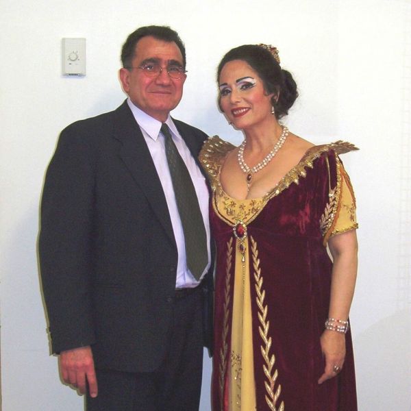Ամուսնու՝ Հակոբ Գույուճեանի հետ ՏՈՍԿԱ ներկայացումից հետո, 2003 թ․