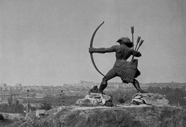Статуя прародителя армянского народа Айка Наапета.&nbsp;Скульптор: Карлен Нуриджанян&nbsp;