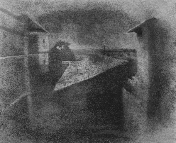 Первой в истории фотографией считается снимок &laquo;Вид из окна&raquo;, полученный Ньепсом в 1826 году