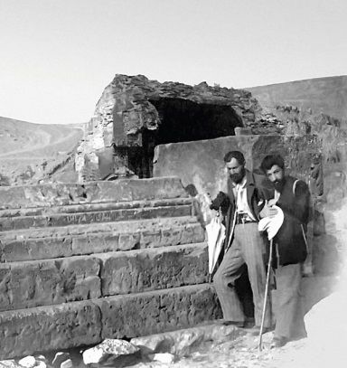 Ованес Туманян и Аветик Исаакян во время раскопок армянского города Ани в 1901 году.