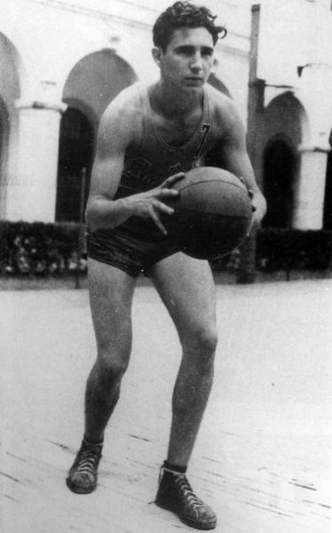 17-летний Фидель Кастро играет в баскетбол, 1943 г.