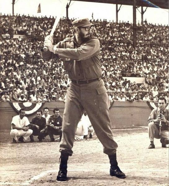 Фидель Кастро играет в бейсбол, Гавана, 1959 г.