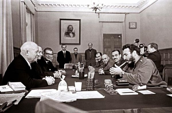 Фидель Кастро курит сигару во время встречи в Кремле, 1963. У него на руке часы Rolex, две штуки. Одни показывали местное время, вторые &ndash; московское.