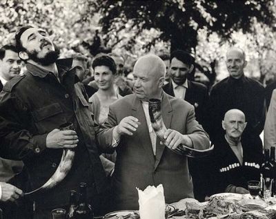 Фидель Кастро и Никита Хрущев пьют вино из рога, Грузия, 1963 г.