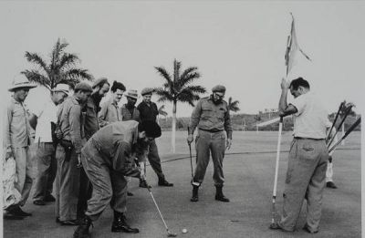 Че Гевара и Фидель Кастро издеваются над президентом США Эйзенхауэром, играя в гольф, Куба, 1962 г.