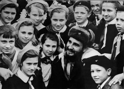 Визит Фиделя Кастро в СССР 1963 год. н стал первым иностранцем, который побывал на знаменитой трибуне мавзолея и даже получил звание Героя Советского Союза.