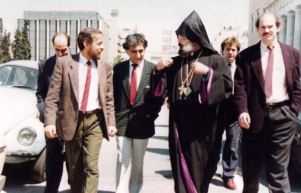  Հայկական պատվիրակությունը հույն պատգամավորների հետ խորհրդարանից քայլում են դեպի ՄԱԿ-ի գրասենյակ. աջից՝ Հունաստանի ապագա վարչապետ Յորղոս Ա. Պապանդրեուն, 1991թ