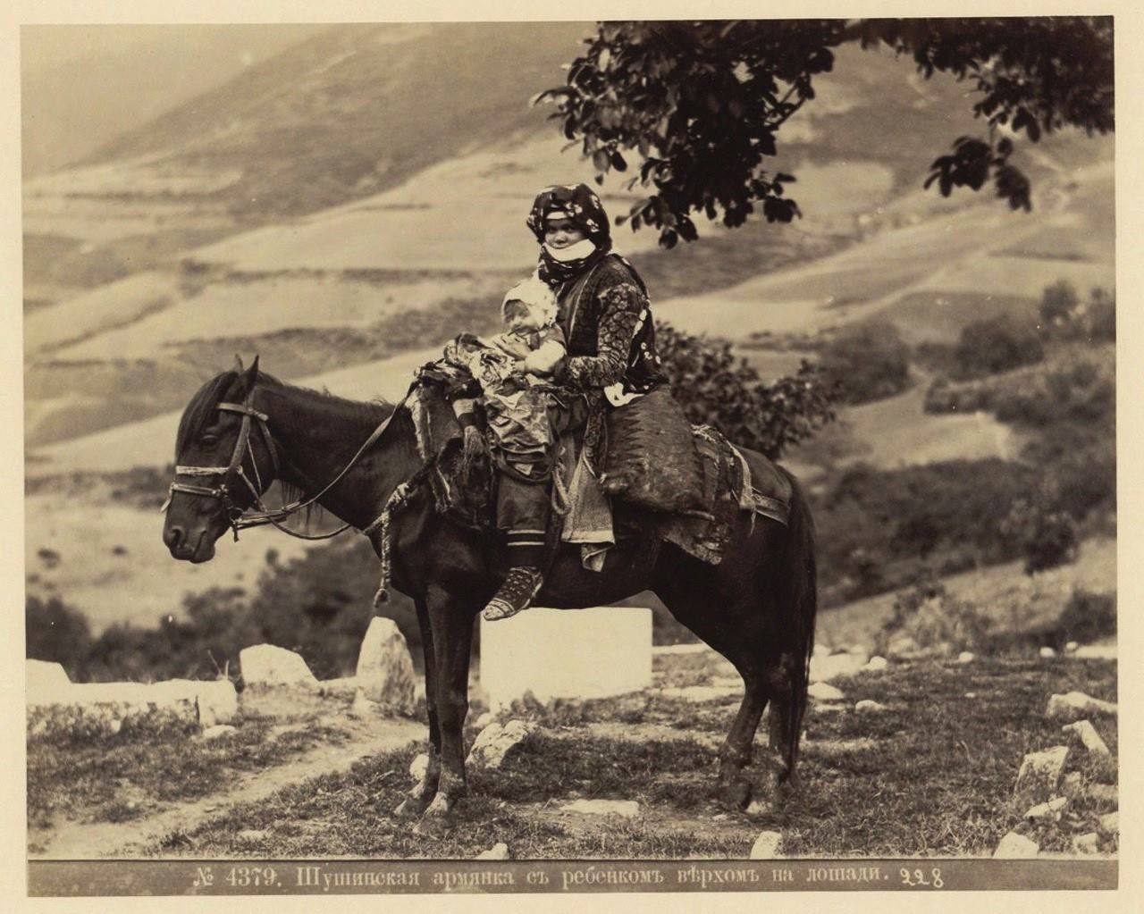 Фото: Д.И. Ермаков. Шушинская армянка на лошади с ребёнком. 1890 г.