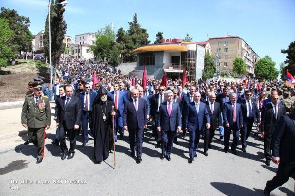 Бако Саакян и Серж Саргсян на тройном празднике в Степанакерте