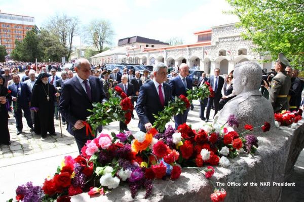 Бако Саакян и Серж Саргсян на тройном празднике в Степанакерте