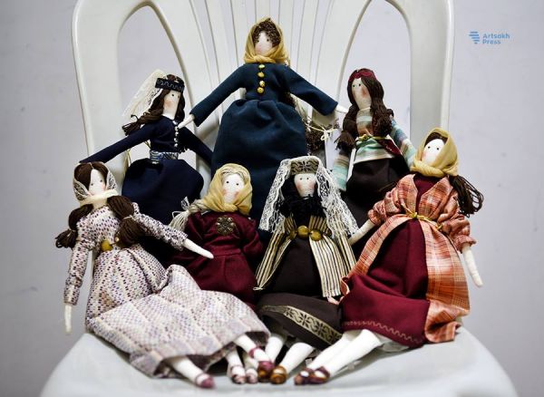Степанакертские куклы в национальных костюмах