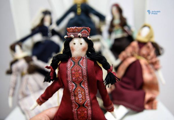 Степанакертские куклы в национальных костюмах
