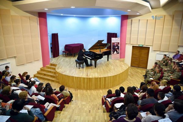 Известный американский пианист Шаан Арцруни выступил с концертом в Степанакерте