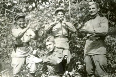 Николай Багратович Саркисян с друзьями, освобождение Праги, 1945 г.