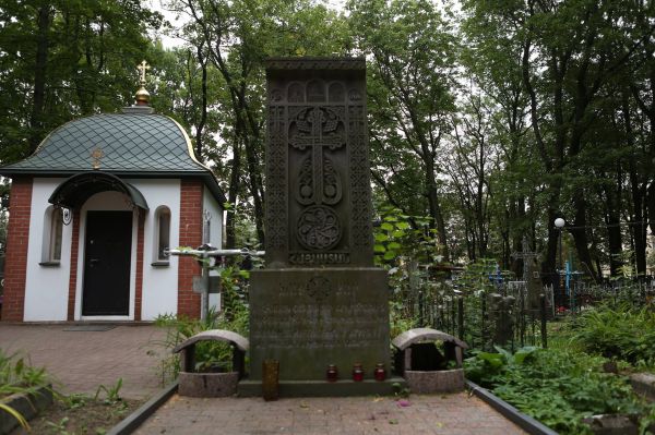 Хачкар установленный на Военном кладбище в Минске в память о Спитакском землетрясении 1988 года и жертвах Геноцида 1915 года.