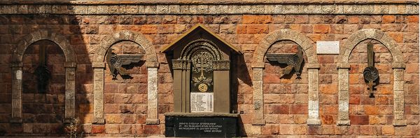 Հայ-ֆիդայիների հուշարձան-դամբարան, Ս. Սարգիս եկեղեցի, Թավրիզ, 1908 թ. (նախագիծը՝ Ա. Թամանյանի)