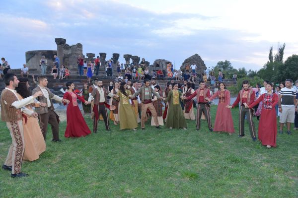 Традиционная армянская свадьба в «Звартноце»: кадры с места событий