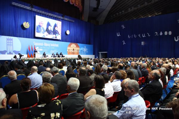 Президент Республики Арцах Бако Саакян принял участие в открытии VI всеармянского форума Армения-Диаспора