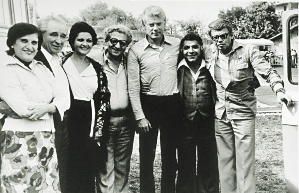 Դերասաններ Եվգենի Լեբեդևի, Ալեքսանդր Դեմյանենկոյի և Նիկոլայ Վոլկովի հետ, Երևան, 1982 թ.