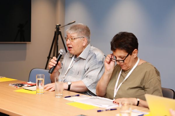 Кирилл Разлогов и Анетта Ерзнкян во время форума