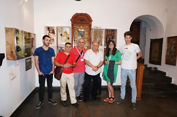 Участники кинофестиваля вместе с директором дома-музея Параджанова Завеном Саркисяном