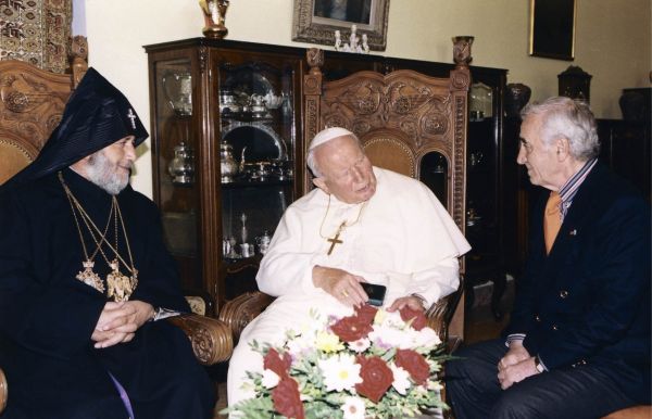 Встреча с Иоанном Павлом II и Шарлем Азнавуром. 2001 г.