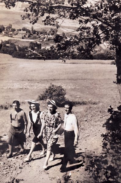 Քնարիկը քրոջ՝ Հասմիկի և ընկերների հետ, 1959 թ.