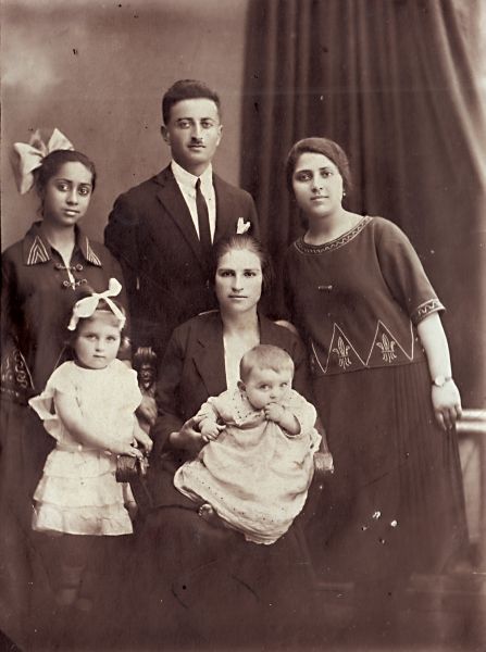 Հովասափյան- ների ընտանիքը. Եղիշե Հովասափյանը և Վիկտորյա Կուզիկյանը երեխաների՝ Հասմիկի և Դավիթի հետ, 1918 թ.