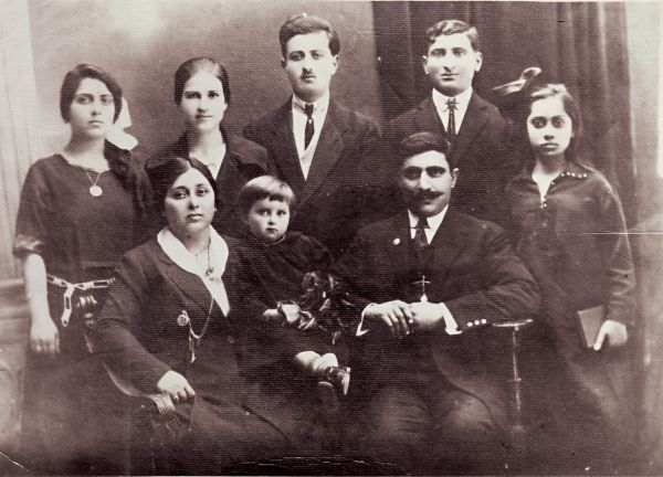 Եղիշե Հովասափյանը կնոջ՝ Վիկտորյայի, եղբոր՝ Արտաշեսի և քրոջ՝ Հայկուհու ընտանիքի հետ, 1919 թ.