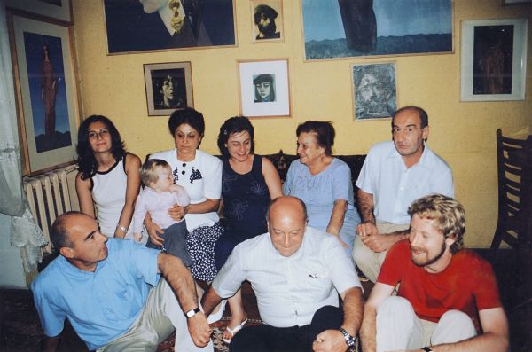 Քնարիկը որդիների, հարսների և թոռների հետ, 1990-ական թվականներ