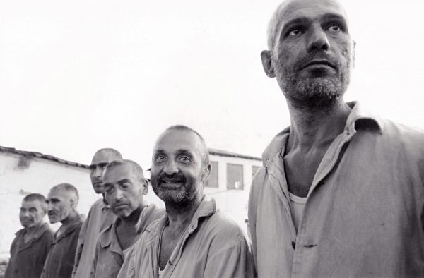 Հայ ռազմագերիների ու պատանդների ազատ արձակումը Բաքվի Գոբուստանի բանտից Կարմիր Խաչի միջազգային կոմիտեի (ԿԽՄԿ-ի) միջոցով: Գերության վերջին, ազատության առաջին օրը: