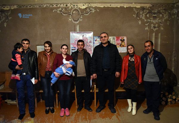 Семья Арутюнянов оказала очередную финансовую помощь семьям новорождённых в сёлах Хачмач и Кармир гюх