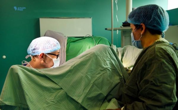 Доктора из Франции проводят бесплатные операции в Степанакерте