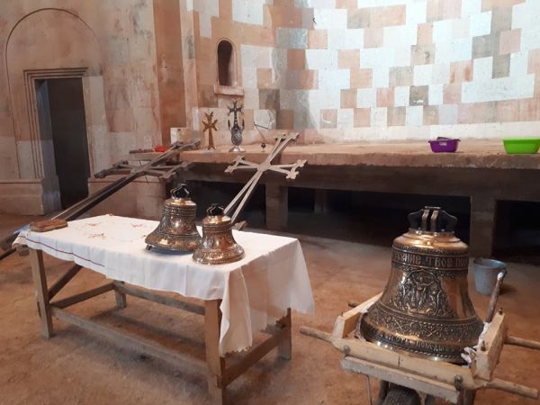 Собору Покрова в Степанакерте переданы кресты и колокола