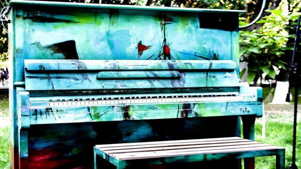 Пианино в сквере имени Мартироса Сарьяна в Ереване