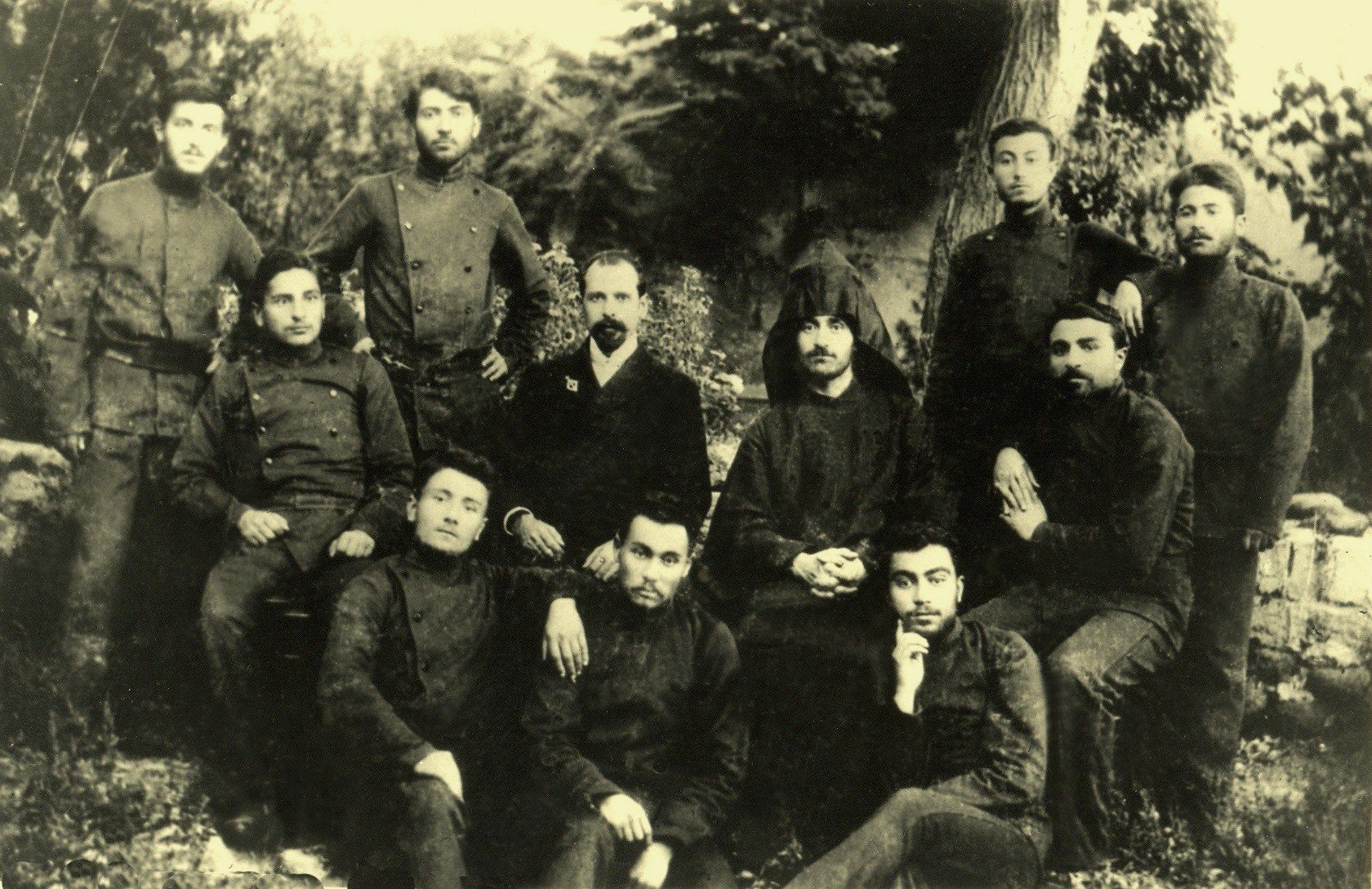 1903թ․ Կոմիտասի հետ սաները Գևորգյան ճեմարանում, ներքևում նստած կենտրոնում՝ Ա․Շավարշյան