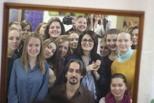 Анна Гиваргизян со своими студентами посетила мастерскую Юрия  Григоряна младшего