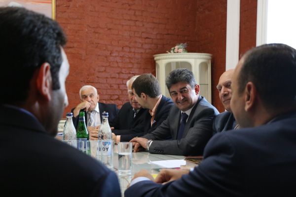 Զարեհ Սինանյանը հանդիպեց ռուս-հայկական կազմակերպությունների համակարգող խորհրդի անդամների հետ